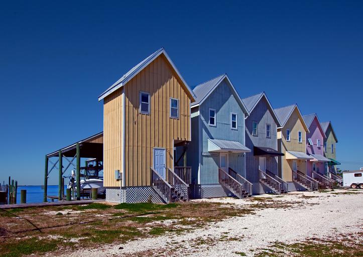 Úzke farebné vysoké domy postavené vedľa seba v blízkosti vody.jpg